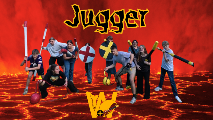 Eine Gruppe von Menschen posiert verspielt mit Sportausrüstung vor einem feurigen Jugger-Hintergrund.
