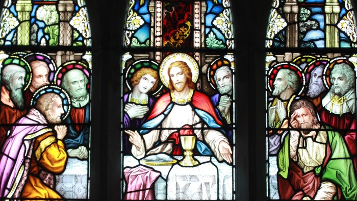 Stained glass vindue i kirke med scener fra Bibelen