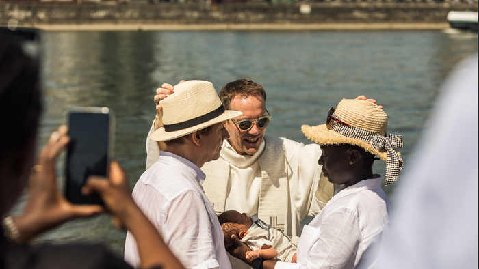 Eine filmische Collage, die verschiedene Szenen und Porträts aus einer Film- oder Dokumentarsammlung zeigt.