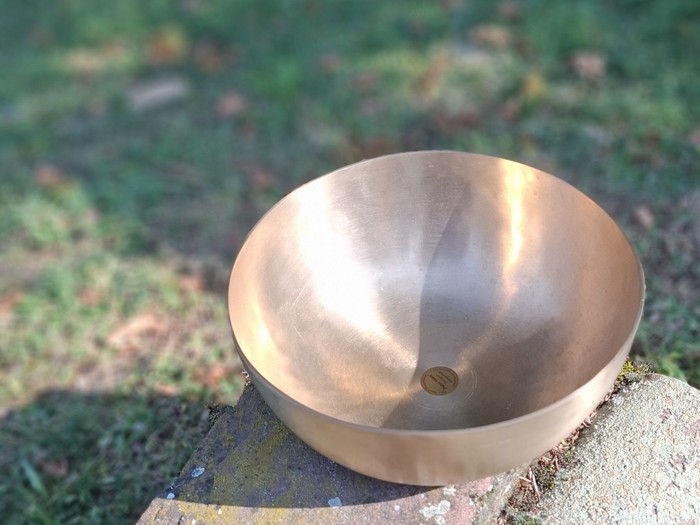 Klangschale im Grünen.jpg