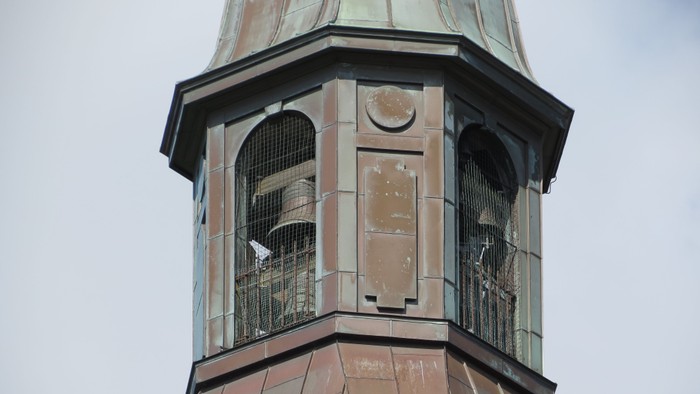 Tårn med kopperet tag og klokker.