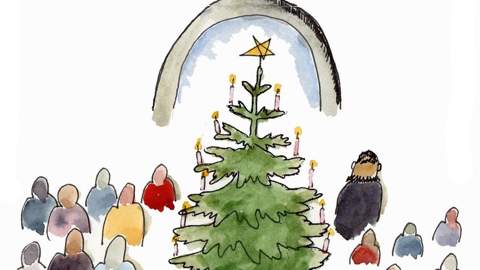 En juletræ og en samling af mennesker under et buet tag med lys.