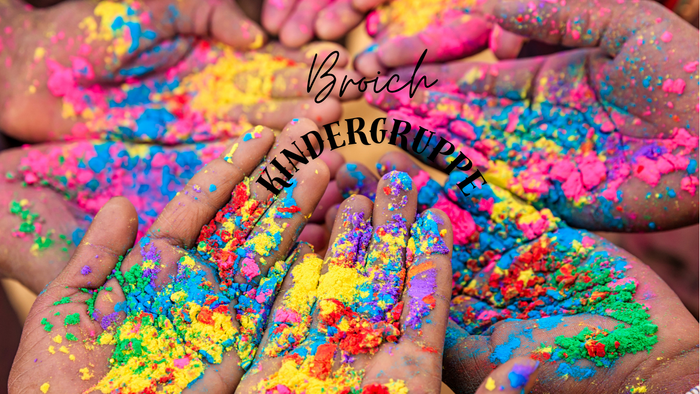 Bunte, mit Pulver bedeckte Hände einer Kindergruppe, wahrscheinlich während der Feierlichkeiten zum Holi-Fest.