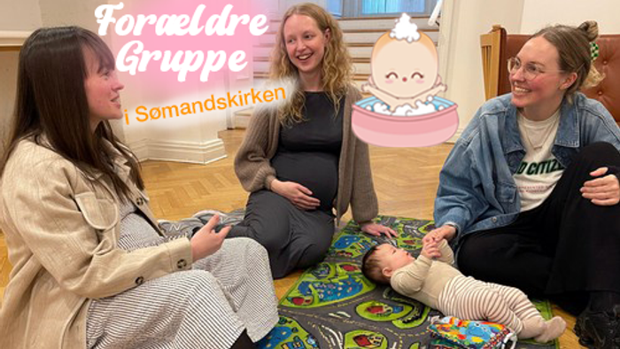Tre kvinder i en hyggelig gruppesammenhæng med en baby, mærket som en 