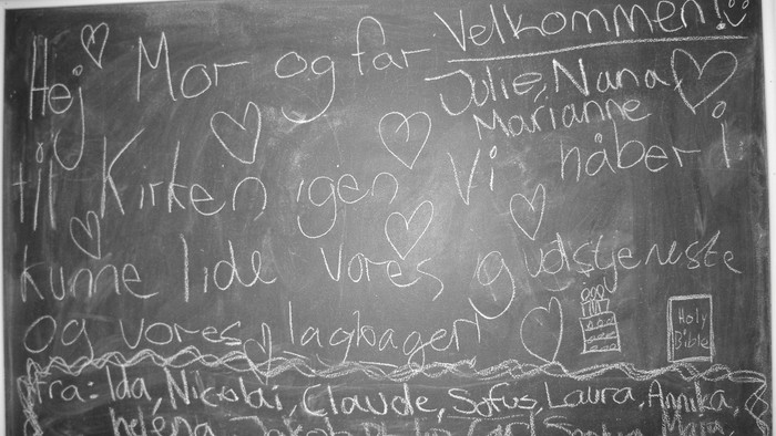 Skrift på tavle med hilsen til kirkenigene