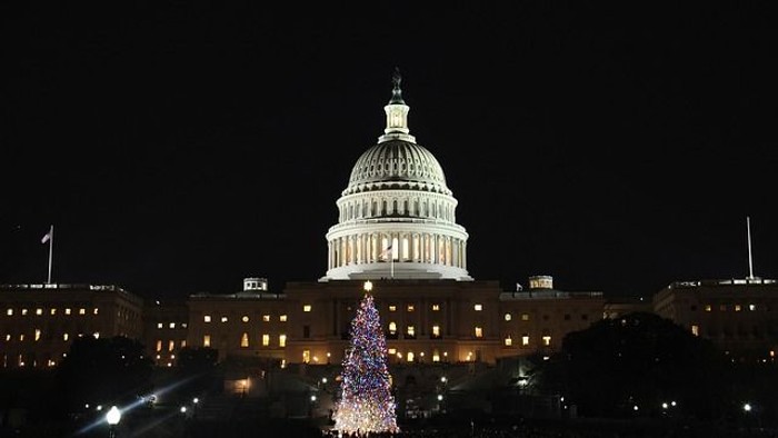 Kapitolium med lyssatte træ og domedag.