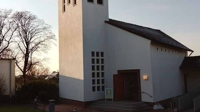 eine Treppe führt zu einer weißen Kirche. Die Kirche heißt Ev. Kreuz-Kirche und liegt an der Bergstraße 34, 59394 Nordkirchen