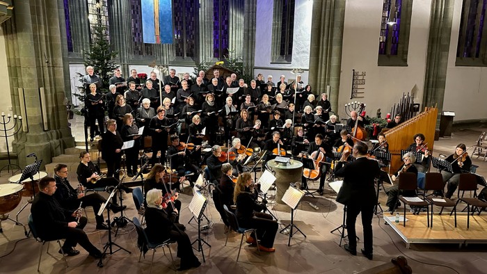 Großes Orchester spielt in einem prächtigen Saal