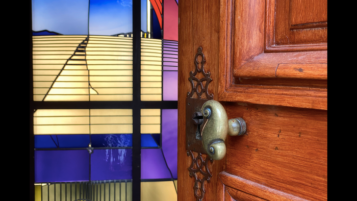 Holztreibende mit aufwendigem Griff und buntem Glasfenster