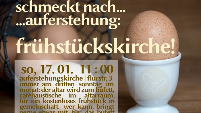 Ein gekochtes Ei im Eierbecher mit Text: schmeckt nach auferstehung: frühstückskirche!