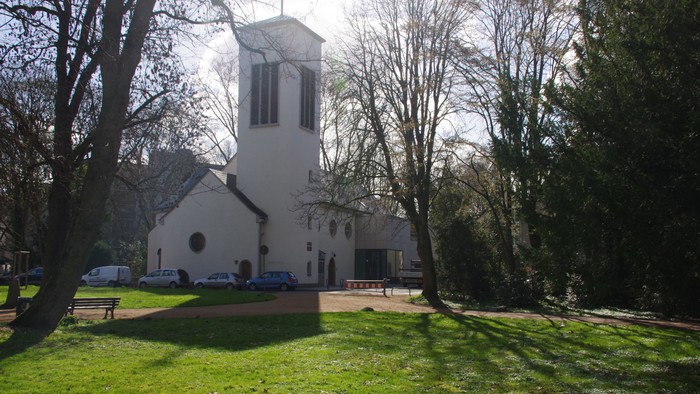 Weiße Kirche mit Turm im grünen Park