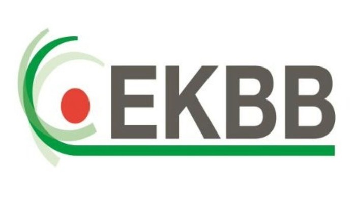 Das Logo zeigt die Abkürzung EKBB mit einem grünen und roten Element.