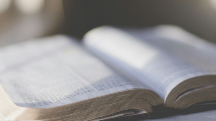 Offenes Buch auf Tisch in hellem Raum