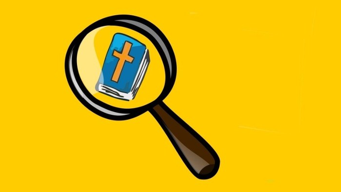 Ein Vergrößerungsglas zeigt ein blaues Buch mit einem gelben Kreuz.