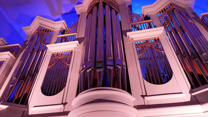 Gebäude mit hohen Säulen und verzierten Fenstern, nachts beleuchtet.