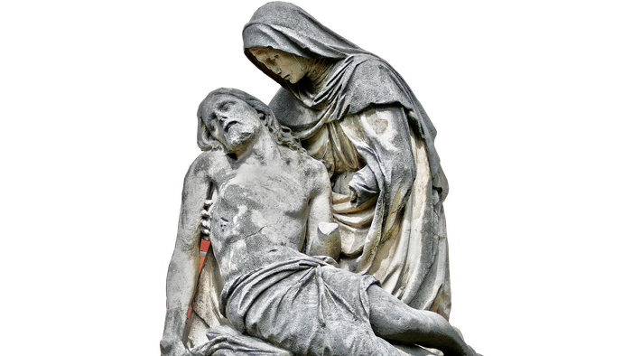 En rørende marmorskulptur af Pietà, der forestiller Jomfru Maria, som holder Jesu legeme efter korsfæstelsen.