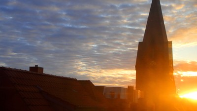 St. Marien Flensburg mit Sonnenaufgang