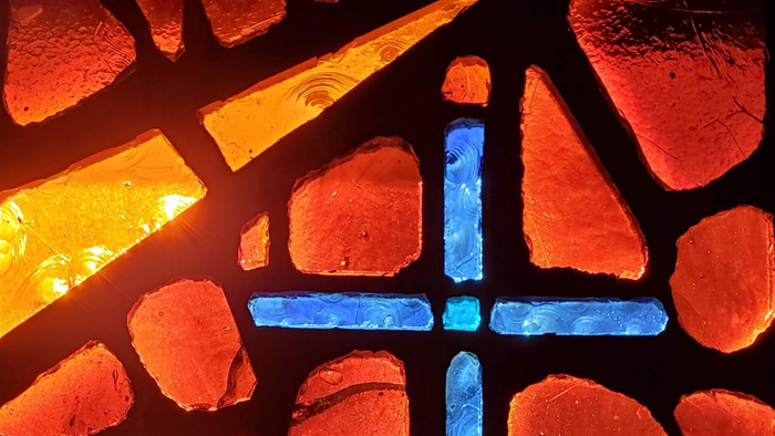 Buntglasfenster, Kreuz in Balu, dazu orange und gelb