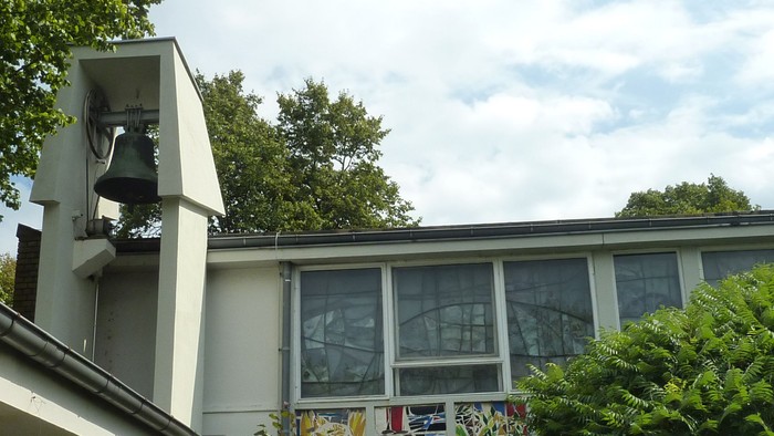 Das Bild zeigt ein Haus mit einem Kamin und einem Garten.