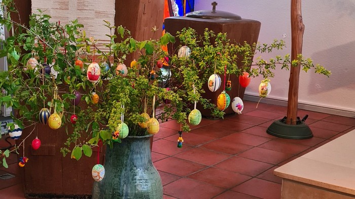 In der Kirche: Blumen, Kerze, Podium, Fenster