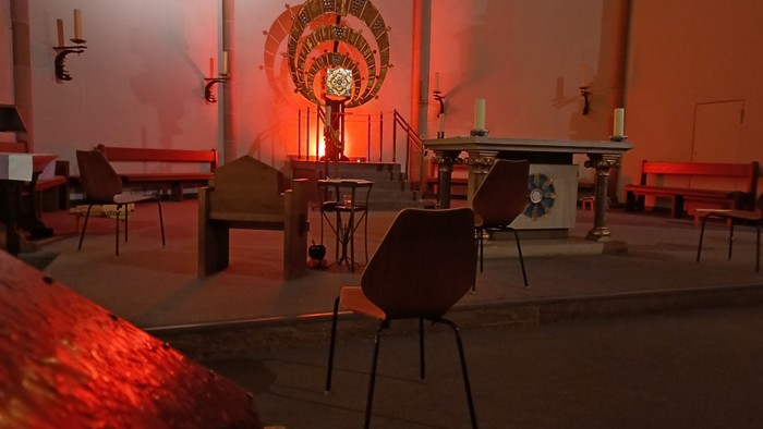 Modernes Café mit roten Akzenten und skurriler Dekoration.