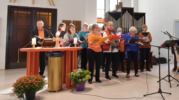 Ein Kirchenchor proben in einem Gotteshaus