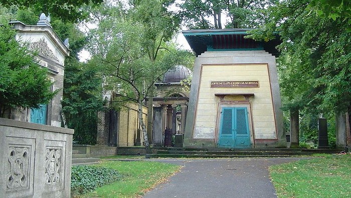 Ein Friedhof mit verschiedenen Grabdenkmälern und Bäumen.