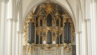 Prachtvolles Kircheninnere mit verziertem Orgelpult und hohen Bögen