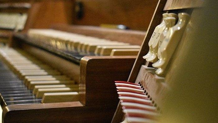 Ein Piano mit aufgemalten Tasten in Rot und Weiß