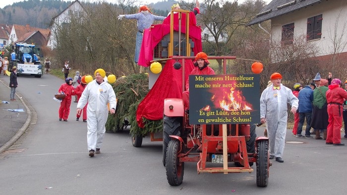 Feuerwehrfahrzeug mit Menschen in Schutzanzügen und Weihnachtsbaum