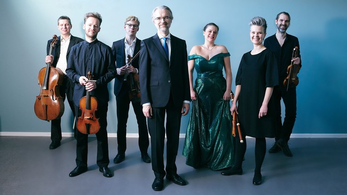 Et strygekvartetensemble med dirigent og fire instrumentalister, der poserer formelt sammen.