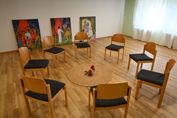 Meditationsraum bestuhlt