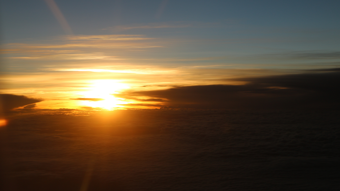 Ein wunderschöner Sonnenuntergang über dem Meer