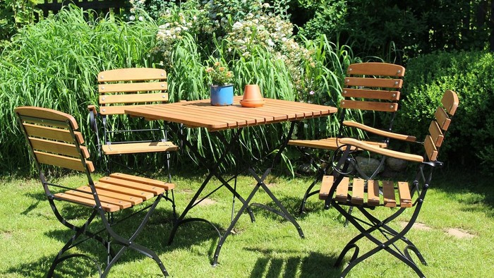 Stühle im Garten bei Sonnenschein