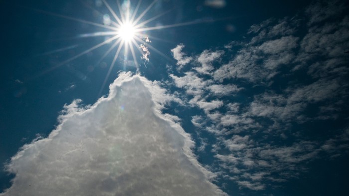 En solskinlig sky i blå himmel.