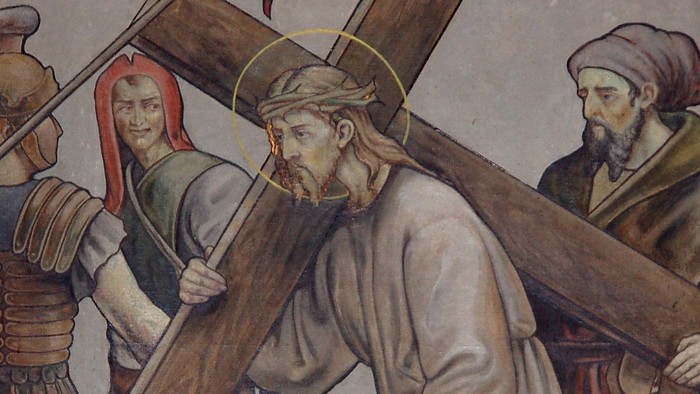 Das Bild zeigt eine religiöse Szene mit Jesus Christus, der ein Kreuz trägt, begleitet von zwei anderen Männern.