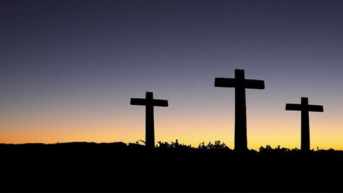 Drei Kreuze vor Sonnenuntergang