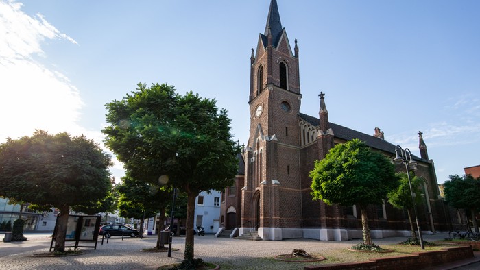 Die abgebildete Kirche ist die Evangelische Martinskirche Bottrop, die Kirche ist ein markantes Gebäude mit einem hohem Turm und einer Uhr
