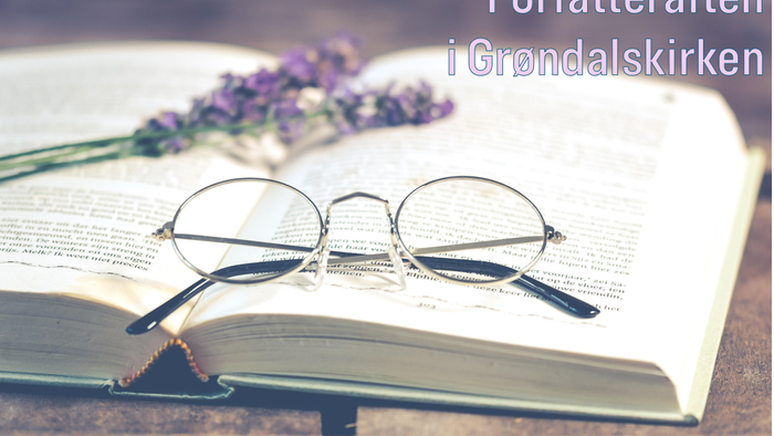 En åben bog med briller og lavendelblomster på et bord