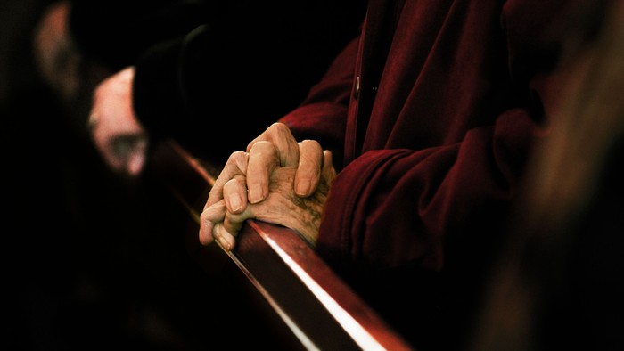 En person spiller en violin.