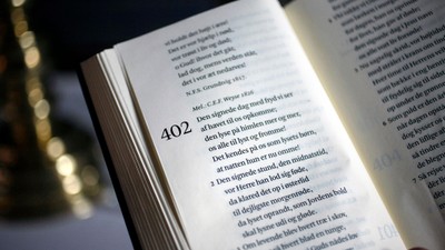 En bog med teksten nr. 402 i bogen.