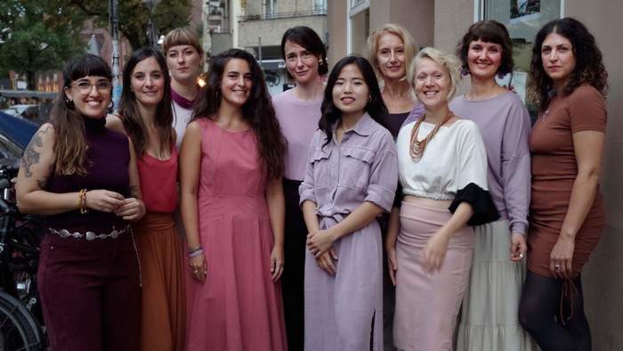 Gruppenfoto der Sängerinnen in farbigen Sommerkleidern
