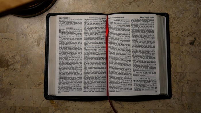 Offene Bibel auf steinerner Oberfläche