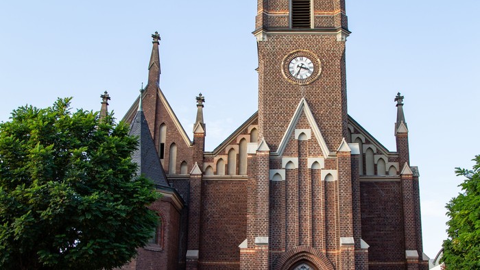 Frontansicht der Martinskirche