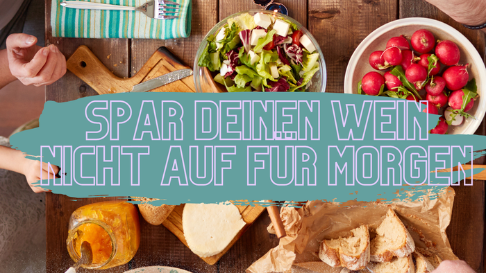 Man schaut von oben auf einen Tisch, an dem unterschiedliche Menschen sitzen, die sich gegenseitig Essen reichen. Über dem Foto steht der Text zur Veranstaltung. Titel: Spar deinen Wein nicht auf für morgen. Gottesdienste mit Tischabendmahl und gemeinsame