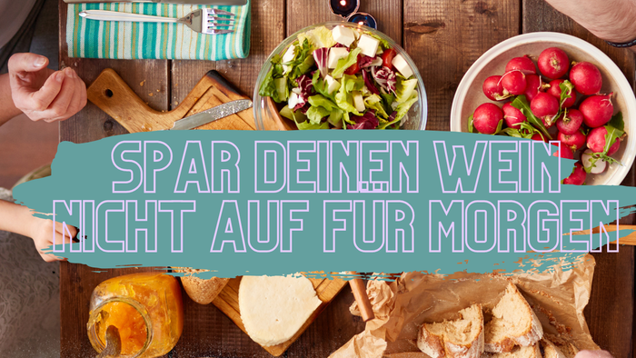 Man schaut von oben auf einen Tisch, an dem unterschiedliche Menschen sitzen, die sich gegenseitig Essen reichen. Über dem Foto steht der Text zur Veranstaltung. Titel: Spar deinen Wein nicht auf für morgen. Gottesdienste mit Tischabendmahl und gemeinsame
