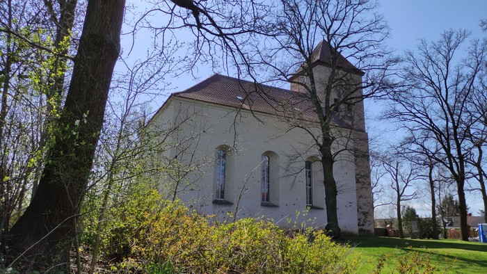 Kirche Hohenwalde im zeitigen Frühling.