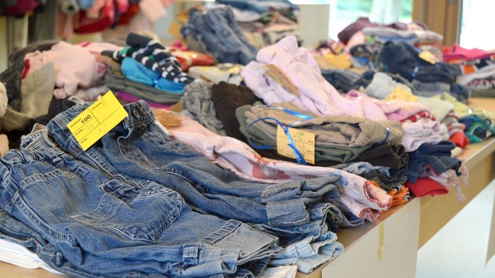 Viele gefaltete Kinderkleidung auf einem Tisch