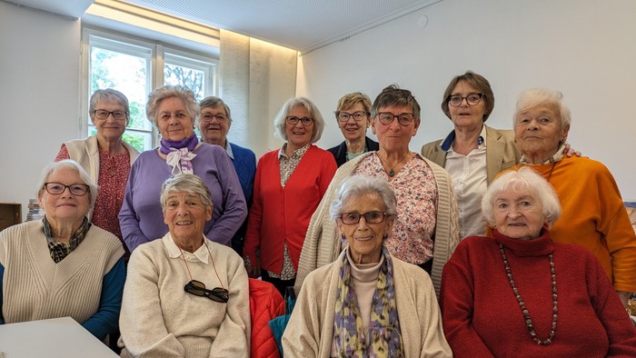 Ein Gruppenfoto von älteren Frauen in einem Raum