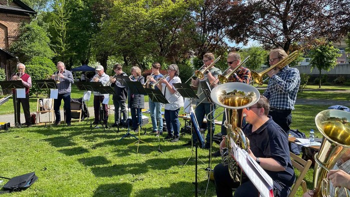 Musiker treten im Freien in einer Parkanlage auf.